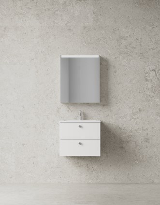 Core Solid 60 i Pure White med spegelskåp Stage 60 och Alvaret Ash 60x120.