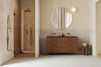 Stenvide Hay 60x60 med Terra Solid 140D i Dark Oak och duschdörr Arc 2 med detaljer i Brushed Bronze.