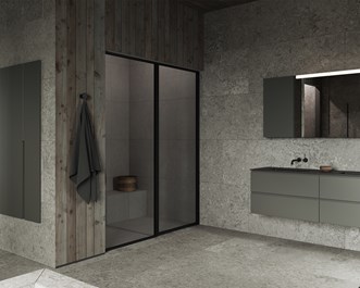 Edge 4 med Alvaret Slate 60x120 och Stenvide Drift 60x60. Core Grip 140 i Carbon Grey.