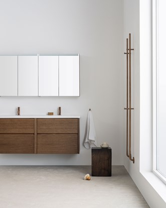 Grand Grip 140 i Dark Oak med handdukstork Line.