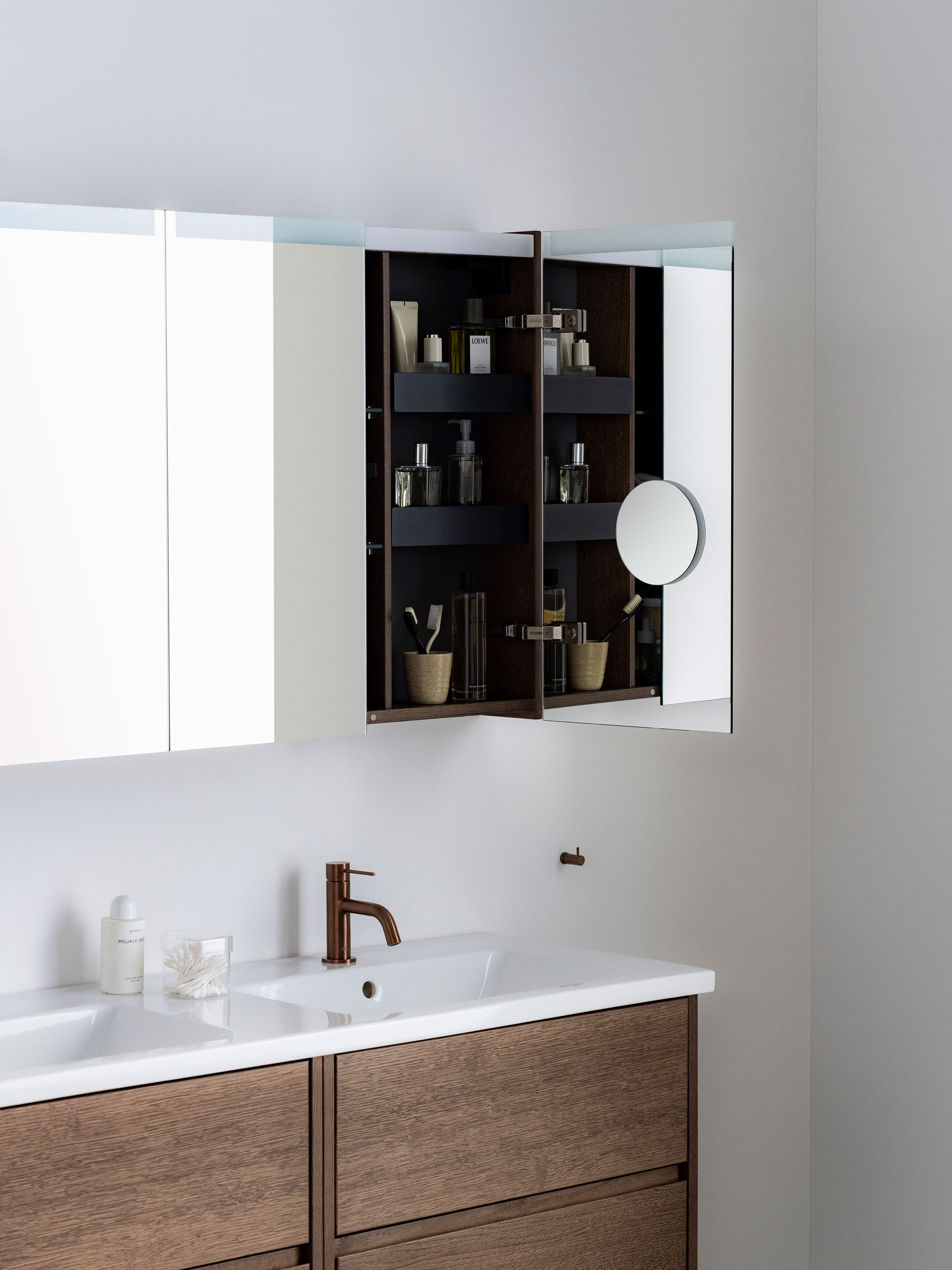 Spegelskåp Stage Plus 140. Kommod Grand Grip 140 i Dark Oak.