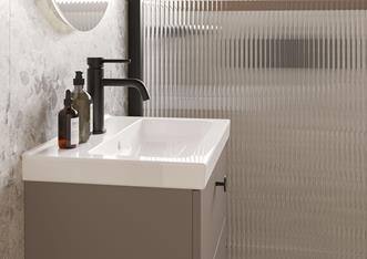 Viskan Solid 50 i EArth (NCS S 5005-Y20R). Blandare Steel Voyage. Duschvägg Edge 20 Plus med glaset Sway.