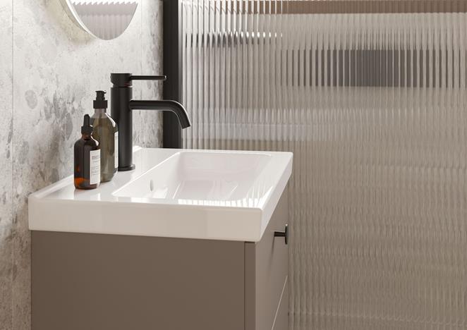 Viskan Solid 50 i EArth (NCS S 5005-Y20R). Blandare Steel Voyage. Duschvägg Edge 20 Plus med glaset Sway.