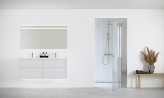 Grand Solid 140 med spegelskåp Stage 140 och duschdörr Linc 2 Original med Pile.