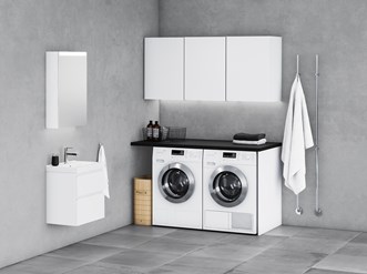 INR Tvättdel med kommod Viskan Grip 50 i Premium White. Spegelskåp Stage 50 i Premium White. Väggskåp 50 i Premium White. Bänkskiva i Matt svart. Line handdukstork.