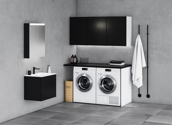 INR Tvättdel med kommod Viskan Grip 60 i Black Oak. Spegelskåp Stage 60 i Black Oak. Väggskåp 40 i Black Oak. Bänkskiva i Matt svart. Line handdukstork.