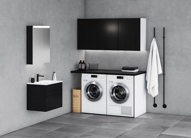 INR Tvättdel med kommod Viskan Grip 60 i Black Oak. Spegelskåp Stage 60 i Black Oak. Väggskåp 40 i Black Oak. Bänkskiva i Matt svart. Line handdukstork.
