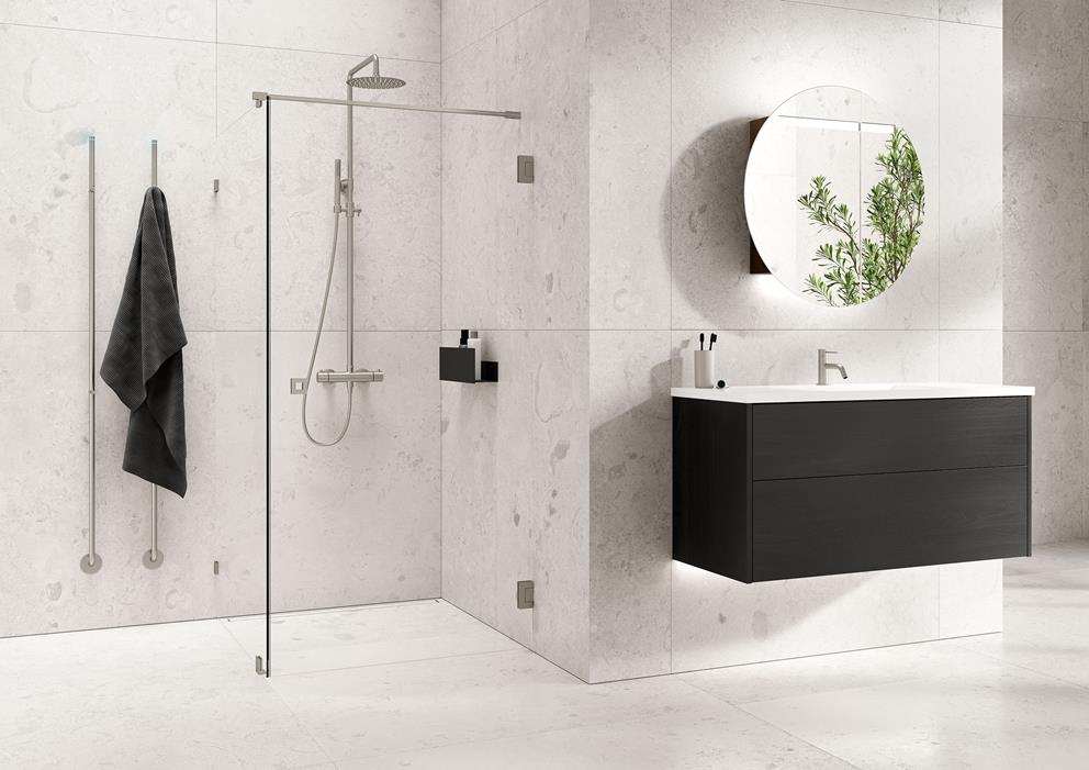 Arc 13 Original, Steel Pleasure 2 och Line i Brushed Stainless. Grand Solid 120 med spegelskåp Circ.