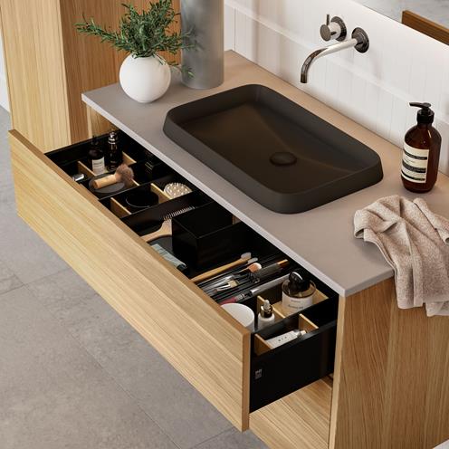 Grand Solid 100 i Natural Oak med Level bänkskiva Raw Concrete.