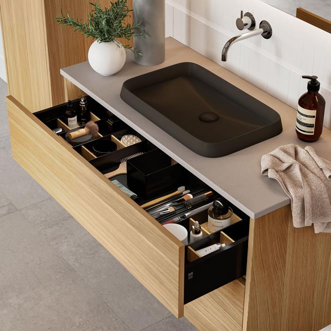 Grand Solid 100 i Natural Oak med Level bänkskiva Raw Concrete.