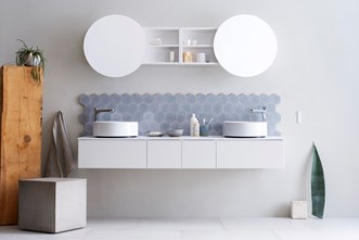 Kommod AIR 180 i 'Premium White' med tvättställsblandare SLEEK och spegelskåp HALOMORE.