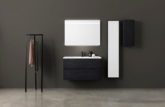 Kommod GRAND Solid 100 i 'Black Oak' med Push Tipmatic. Tvättställsblandare STRICT i matt svart. Spegel TOUCH 100. Spegelförvaring HIDE i 'Black Oak'.