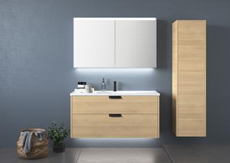 Kommod GRAND Solid 120 i 'Nordic Oak' med handtag MOOD samt högskåp 40 i samma serie. Tvättstälsblandare SLEEK. Spegelskåp STAGE 120.
