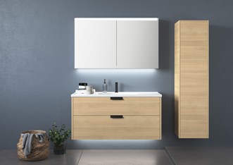 Kommod GRAND Solid 120 i 'Nordic Oak' med handtag MOOD samt högskåp 40 i samma serie. Tvättstälsblandare SLEEK. Spegelskåp STAGE 120.
