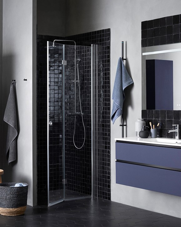 Kommod Viskan Grip 120 i NCS med spegel Touch 120. Duschdörr Linc Flex 2 och handdukstork Line.