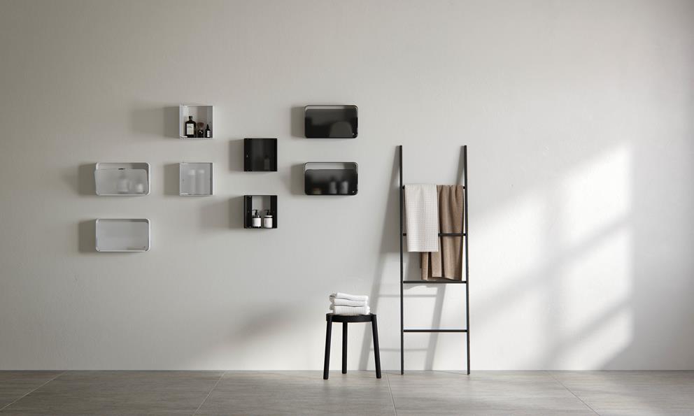 En fulländad duschupplevelse kräver expertis inom såväl design som material och ordning. Här är en överblick över våra förvaringslösningar för duschutrymmet.