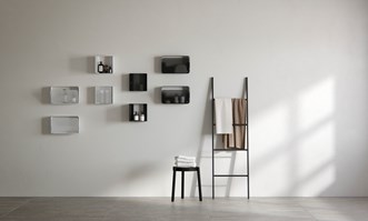 En fulländad duschupplevelse kräver expertis inom såväl design som material och ordning. Här är en överblick över våra förvaringslösningar för duschutrymmet.