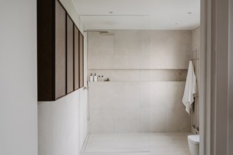 Arc 20 Frame XL som har fällts in i klinkern. Väggskåp Nema i Dark Oak.