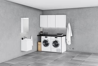 Kommod Viskan Pro Solid 50 i 'Premium White' med grepp Thin. Tvättställ i porslin. Tvättställsblandare Casual i krom. Spegelskåp Stage 50.