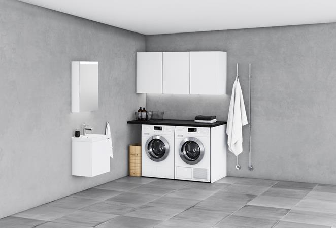 Kommod Viskan Pro Solid 50 i 'Premium White' med grepp Thin. Tvättställ i porslin. Tvättställsblandare Casual i krom. Spegelskåp Stage 50.