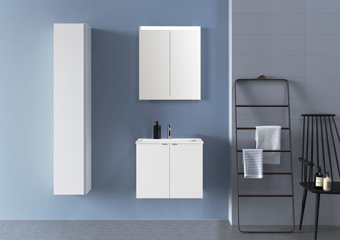 Kommod Viskan Pro Solid 60 i 'Premium White' med grepp Thin. Tvättställ i matt vit stenkomposit. Tvättställsblandare Casual i krom. Spegelskåp Stage 60.