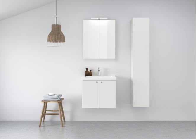 Kommod Viskan Pro Solid 60 i 'Premium White' med knopp Spot. Tvättställ i porslin. Tvättställsblandare Casual i krom. Spegelskåp Store Pro.